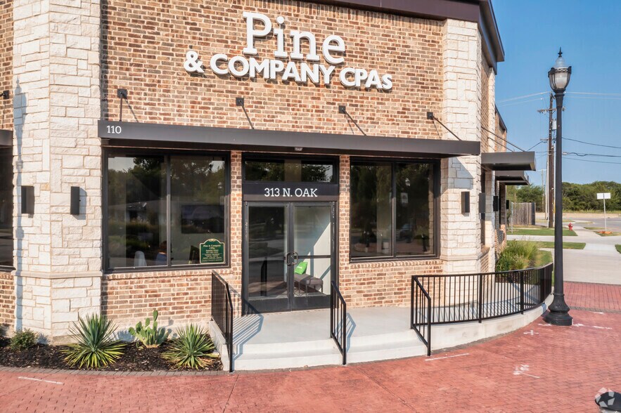 More Photos Of 313 N Oak St, Roanoke Office For Lease