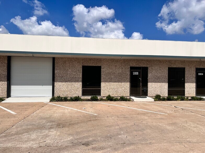 More Photos Of 5900-5928 Allday Dr, Houston Light Distribution For Lease