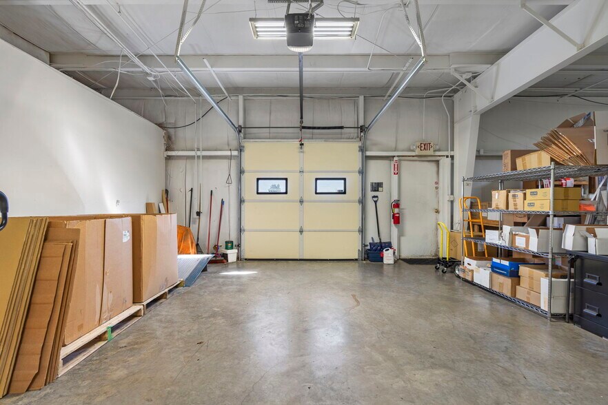 More Photos Of 1110 N Gerald St, Nixa Warehouse For Lease