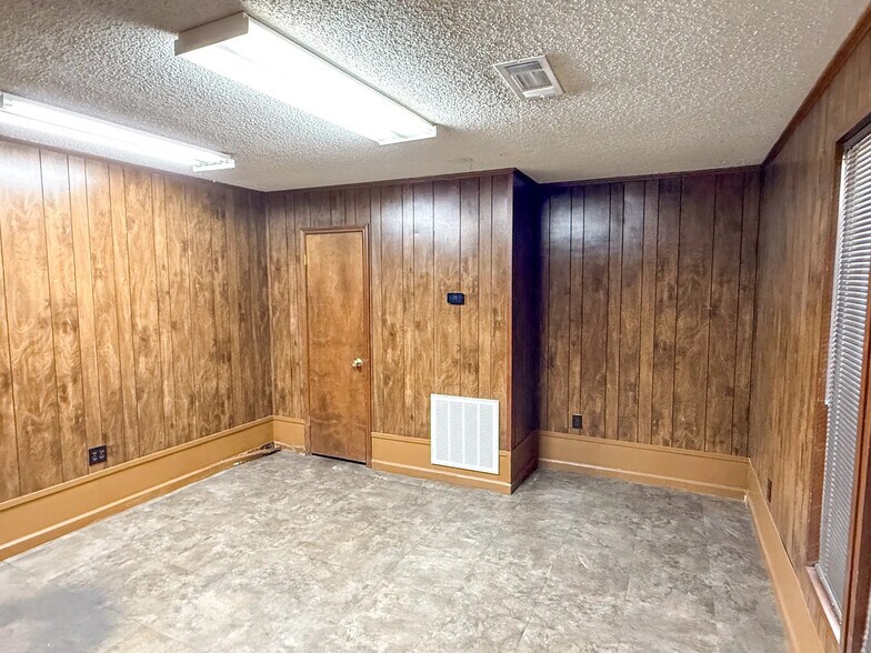 More Photos Of 13327 S Choctaw Dr, Baton Rouge Distribution For Sale