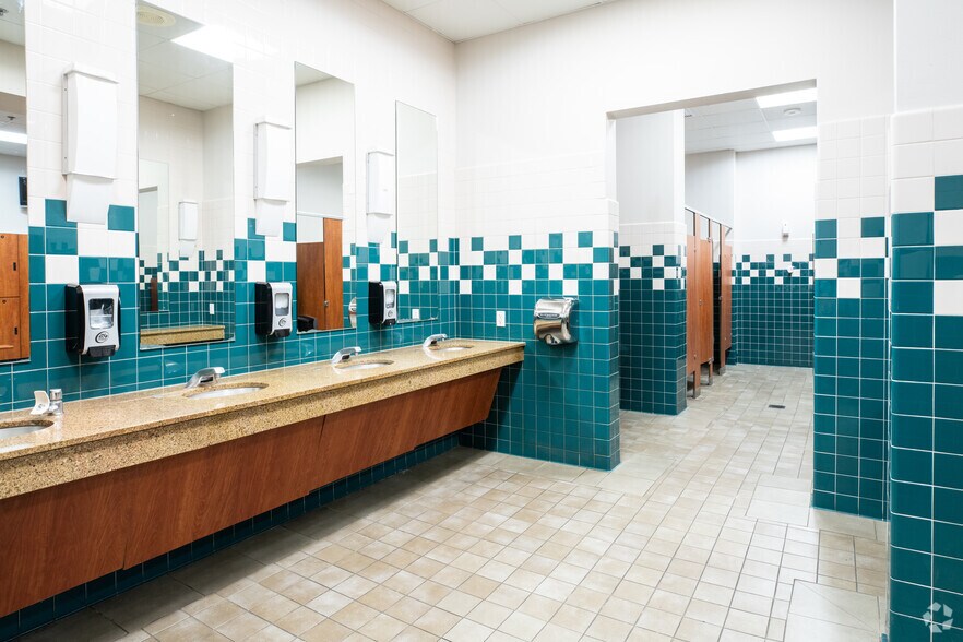 More Photos Of 12400 N Interstate 35, Austin Veterinarian Kennel For Sale