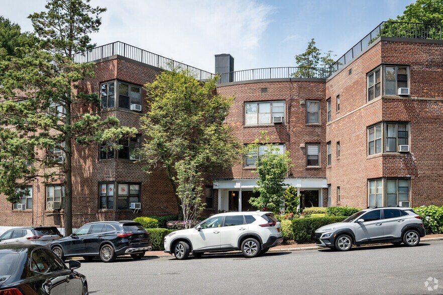More Photos Of 49-81 Cuttermill Rd, Great Neck Apartments For Sale