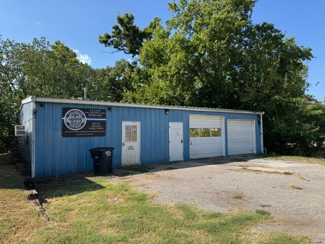 More Photos Of 1026 E Highland St, Shawnee Industrial For Sale