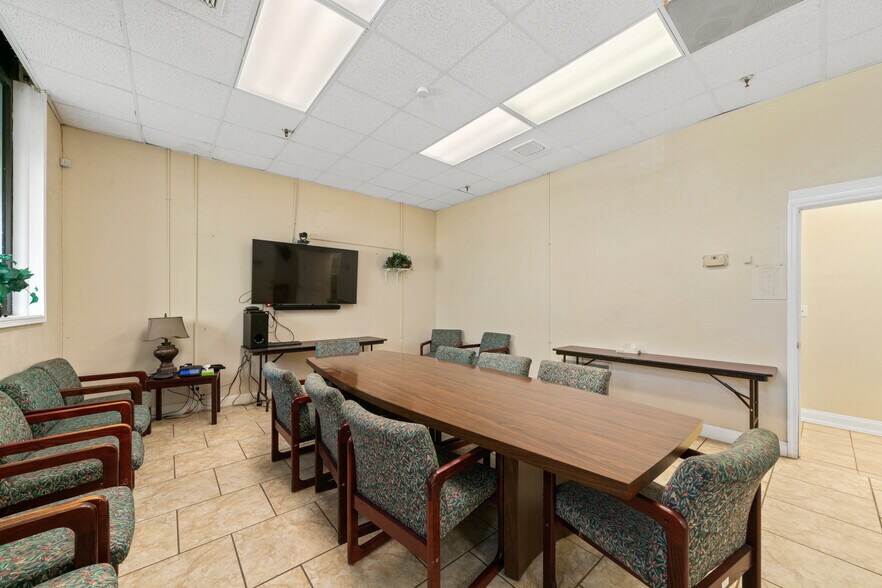 More Photos Of 60 Highway 22, Milledgeville Showroom For Sale