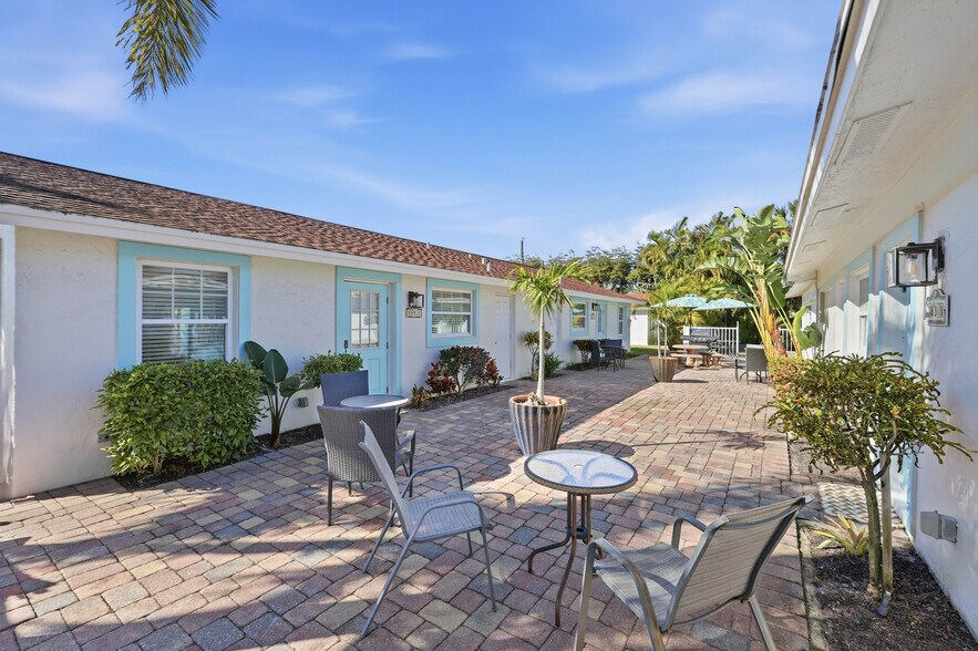 More Photos Of 559 105th Ave N, Naples Multifamily For Sale