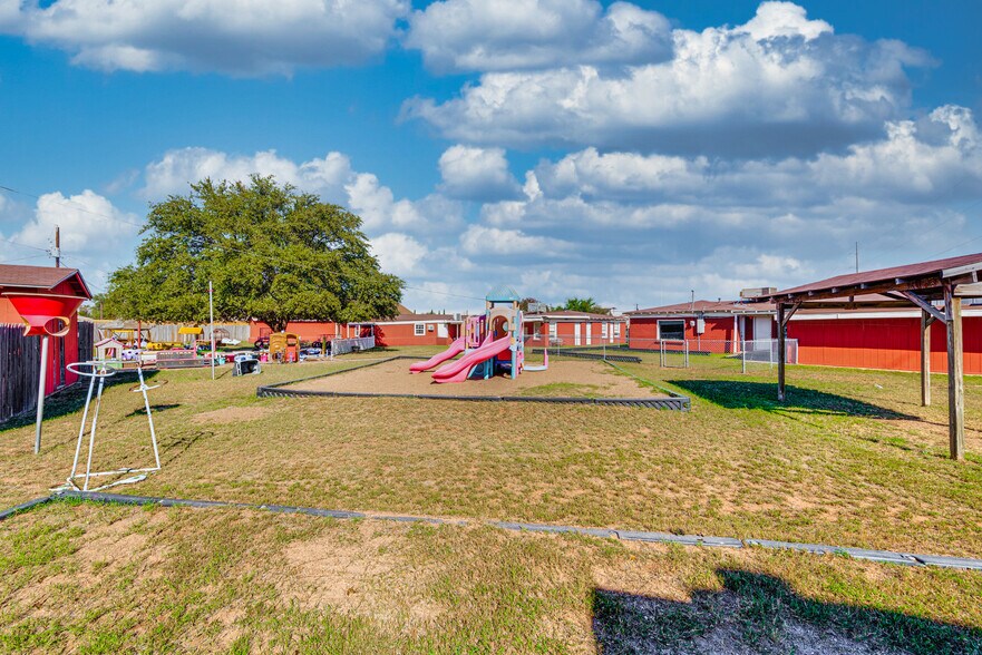 More Photos Of 1005 Austin St, Midland Storefront For Sale