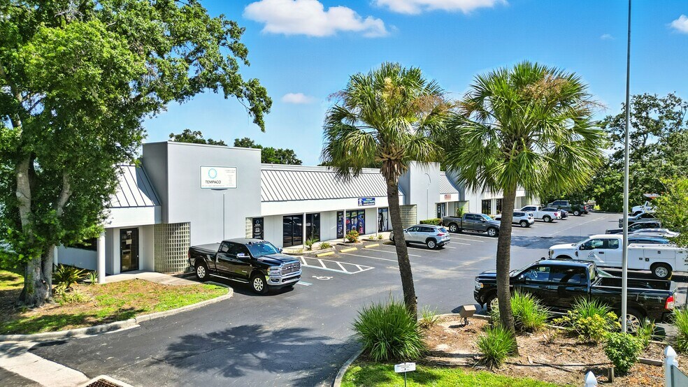 More Photos Of 5402-5468 N 56th Commerce Park Blvd, Tampa Warehouse For Lease