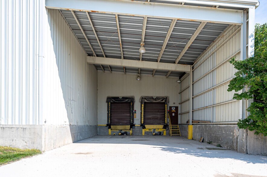 More Photos Of 701 N K Ave, Vinton Industrial For Sale