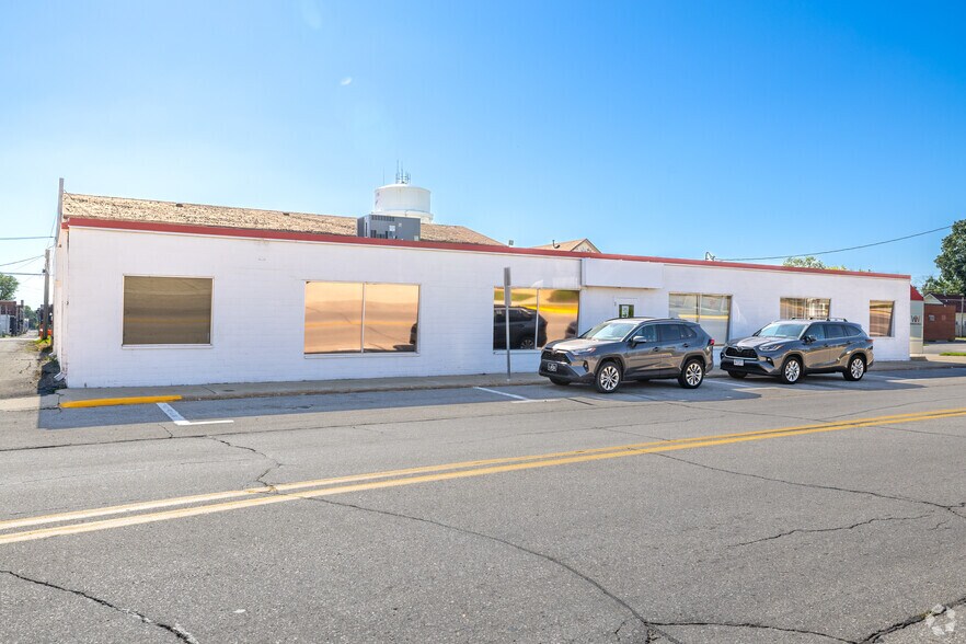 More Photos Of 114 W 4th St S, Newton General Retail For Sale