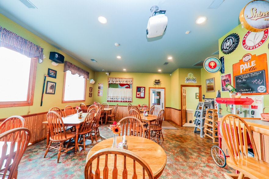 More Photos Of 101 E Main St, Saint Jacob General Retail For Sale