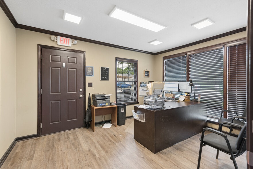 More Photos Of 103-107 Mallard Dr, Hendersonville Warehouse For Sale