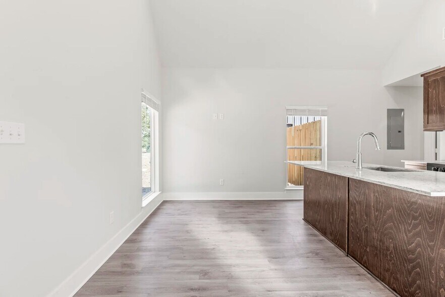 More Photos Of 20048 County Road 4118 Rd, Lindale Apartments For Sale