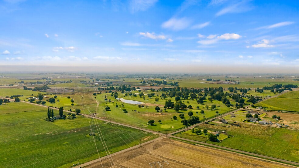 More Photos Of 31 Ray Rd, Sunnyside Sports And Entertainment For Sale