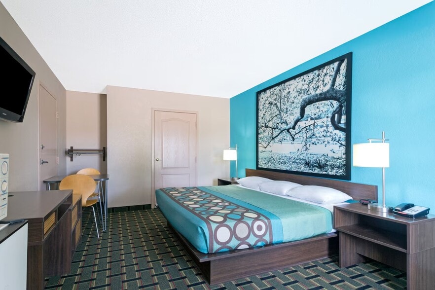 More Photos Of 211 Palisade Dr, Brunswick Hotel For Sale