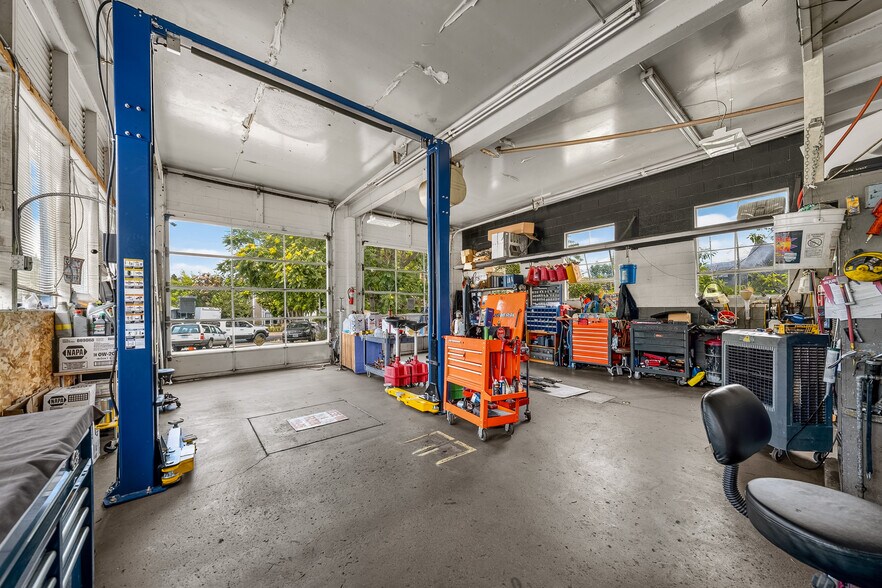 More Photos Of 75 Lithia Way, Ashland Service Station For Sale