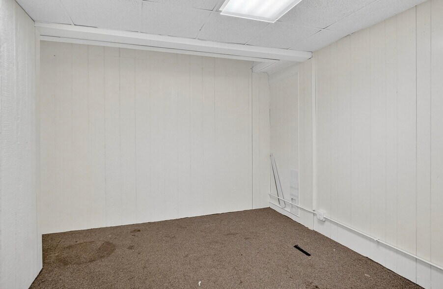 More Photos Of 2201 E 8th St, Odessa Office For Sale