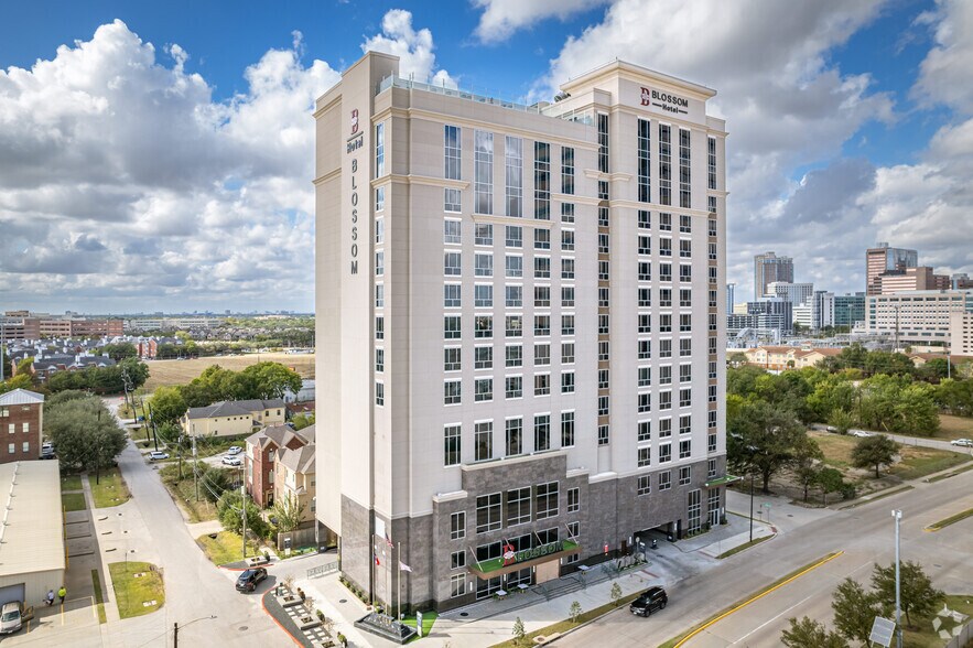 Primary Photo Of 7118 Bertner Ave, Houston Hotel For Lease