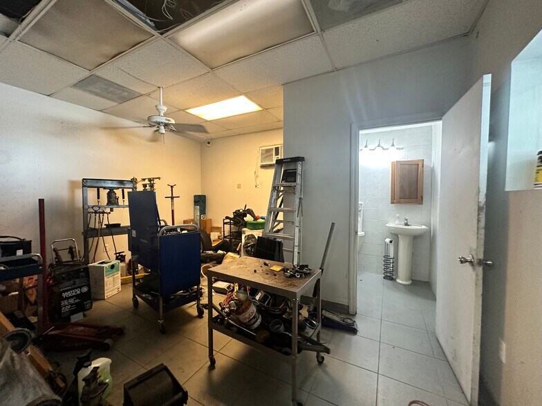 More Photos Of 2223 Pembroke Rd, Hollywood Auto Dealership For Lease