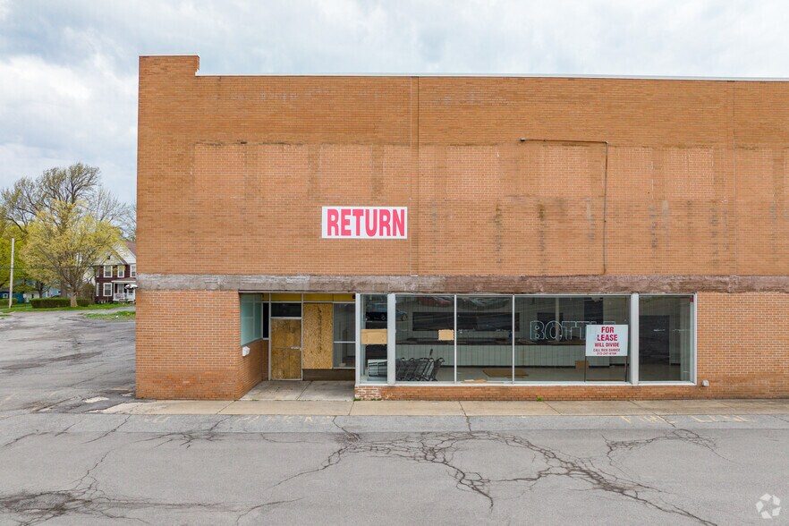 More Photos Of 600 W Manlius St, East Syracuse Freestanding For Lease