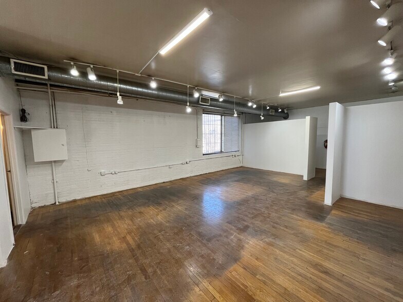 More Photos Of 2641 N Clybourn Ave, Chicago Storefront Retail Office For Lease