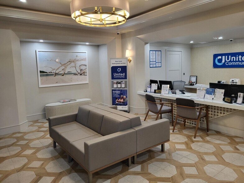 More Photos Of 3200 Tamiami Trl N, Naples Storefront Retail Office For Lease