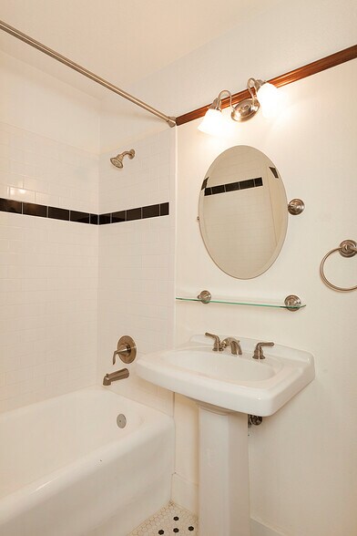 More Photos Of 6710 Greenwood Ave N, Seattle Apartments For Sale