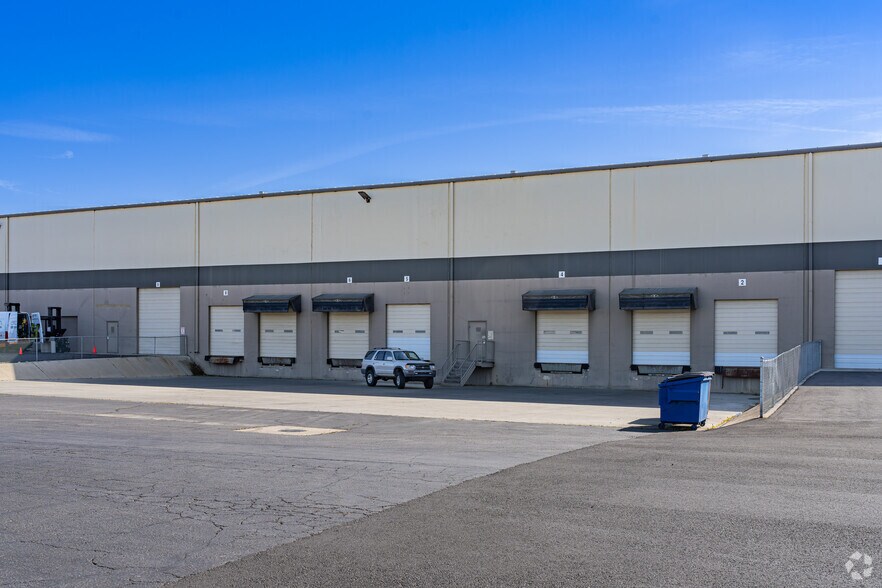 More Photos Of 7940 W Doe Ave, Visalia Distribution For Lease