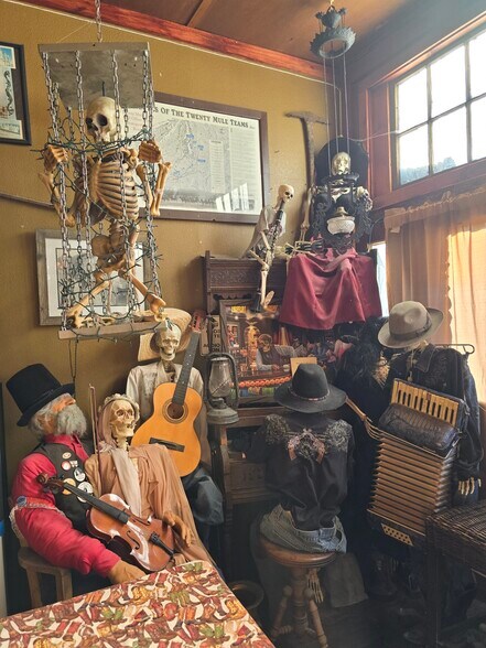 More Photos Of 305 Columbia Ave, Goldfield Bar For Sale