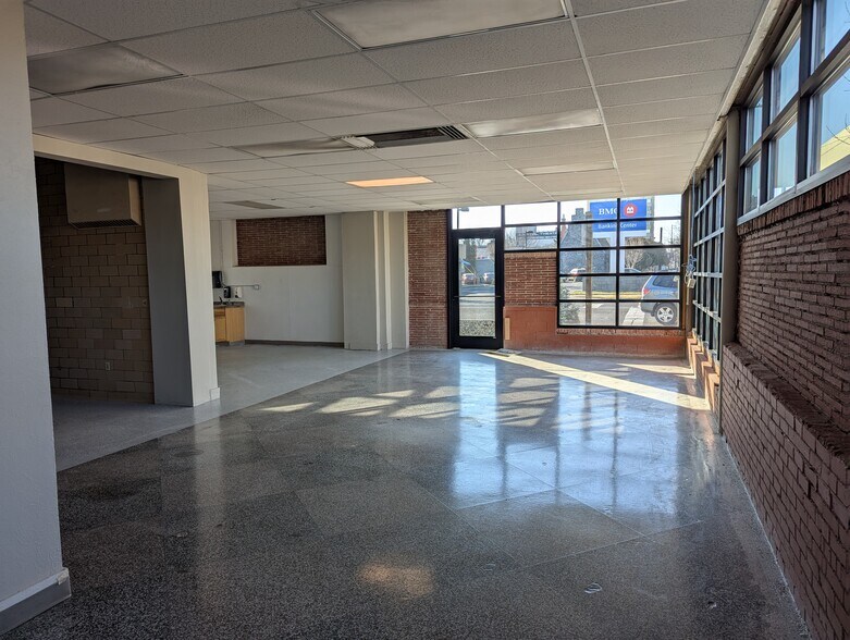 More Photos Of 602 E Yakima Ave, Yakima Storefront Retail Office For Lease