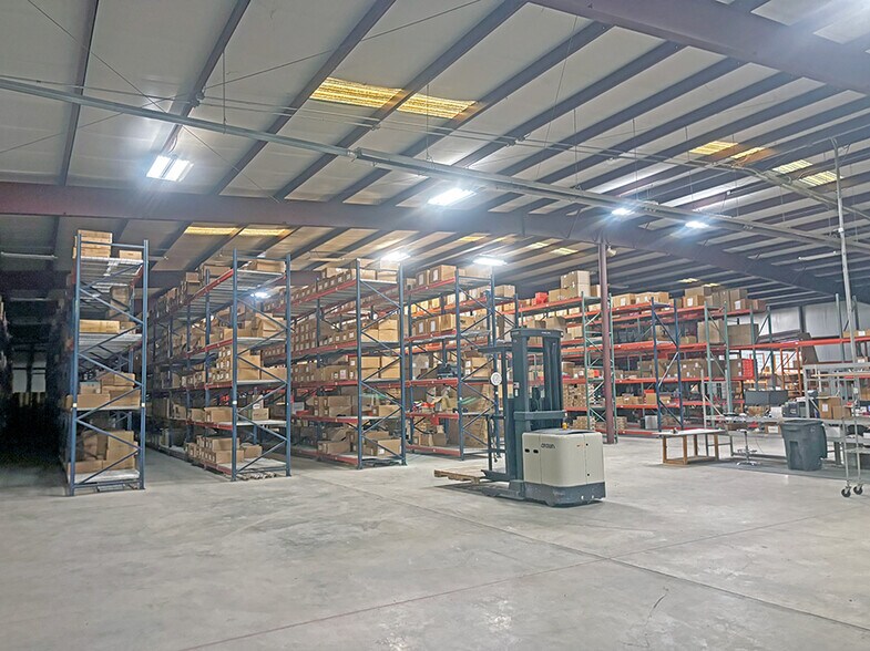 More Photos Of 1325 N Broad St, Carlinville Warehouse For Lease