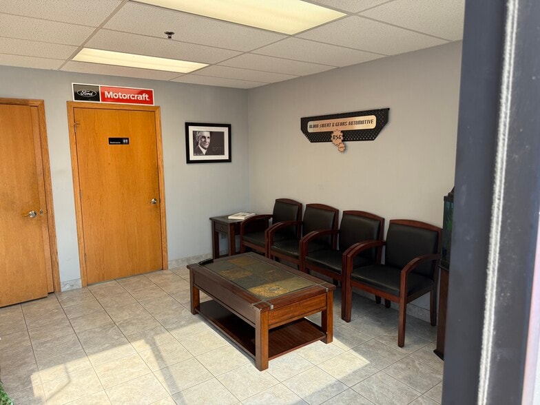 More Photos Of 181 Commercial Dr, Yorkville Warehouse For Lease