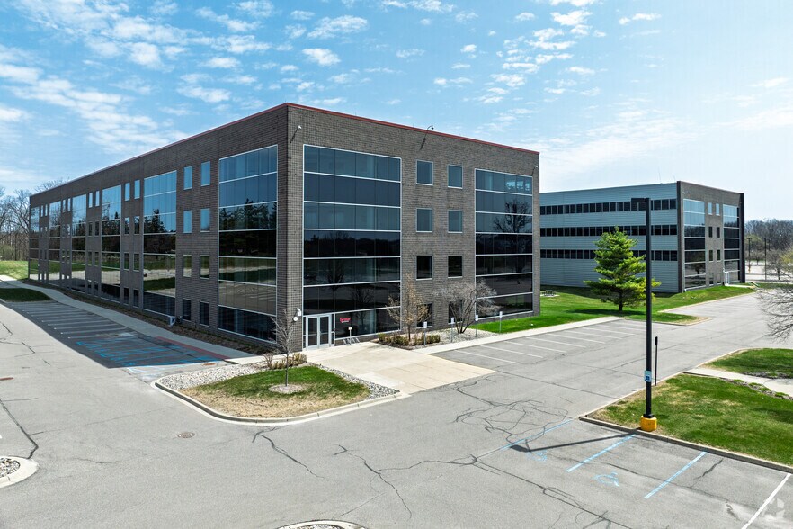 More Photos Of 3000 University Dr, Auburn Hills Office For Lease