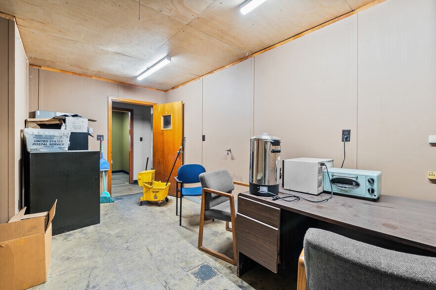 More Photos Of 555 Country Club Rd, Dallas Warehouse For Sale