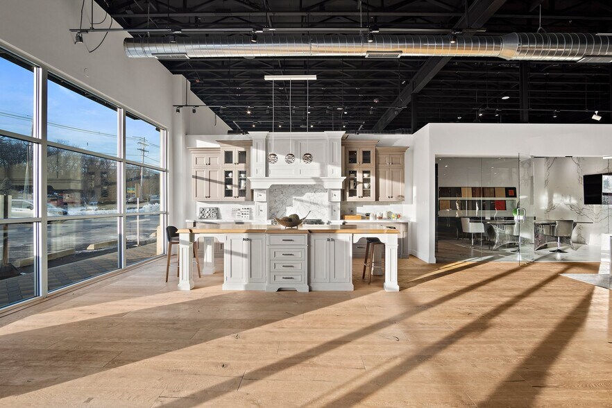 More Photos Of 47 Newbury St, Peabody Freestanding For Lease