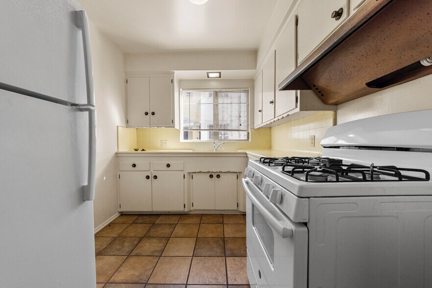 More Photos Of 1043 S Holt Ave, Los Angeles Apartments For Sale