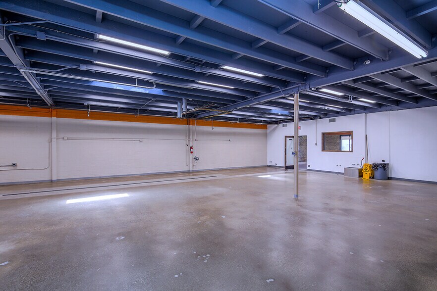 More Photos Of 227 W Maple Ave, Monrovia Manufacturing For Lease