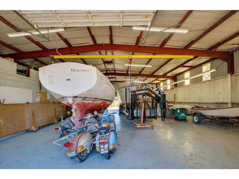 More Photos Of 16110 Lake Travis Dr, Austin Industrial For Lease