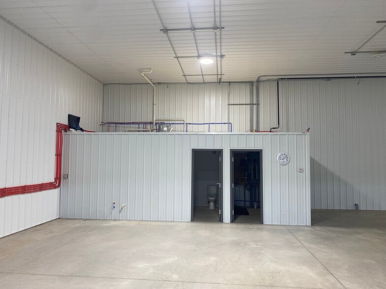 More Photos Of 1921 Brighton Henrietta Town Line Rd, Rochester Light Manufacturing For Lease