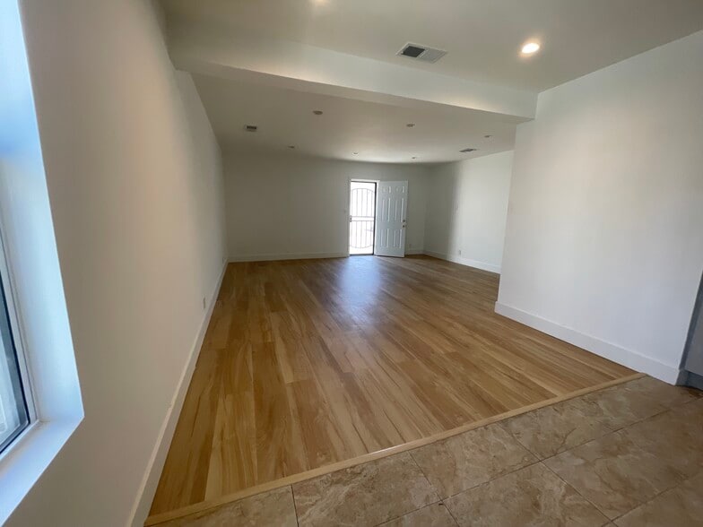 More Photos Of 16123 Wyandotte St, Van Nuys Service For Lease