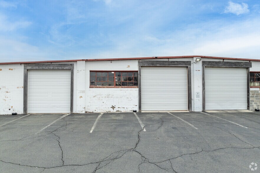 More Photos Of 2424 E State St, Hamilton Warehouse For Lease