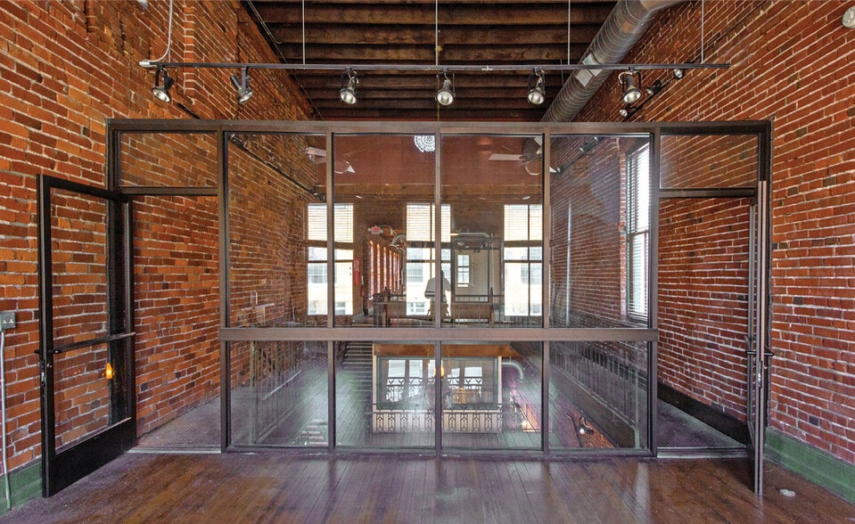 More Photos Of 390 S Main St, Memphis Office For Sale