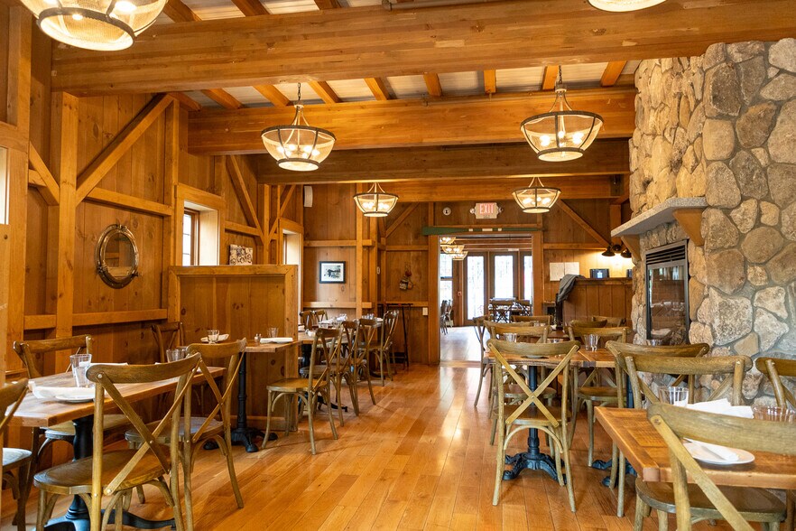 More Photos Of 262 Shore Rd, Ogunquit Restaurant For Sale