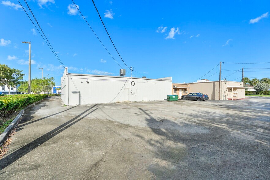 More Photos Of 3156 S Congress Ave, Palm Springs General Retail For Sale