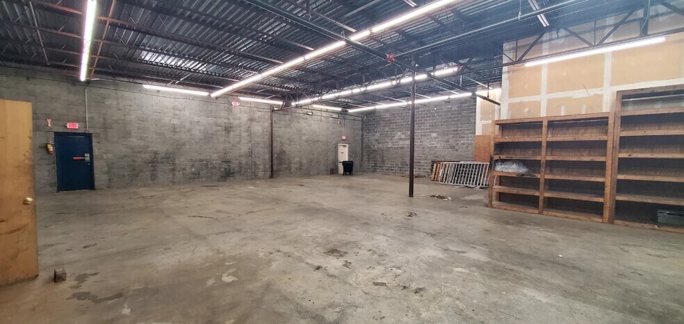 More Photos Of 2960 Knoxville Center Dr, Knoxville Freestanding For Lease