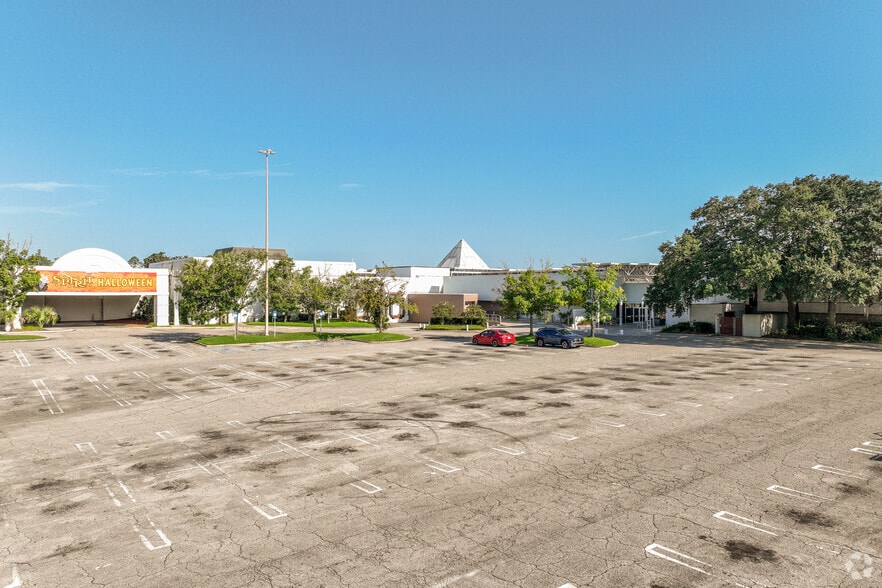 More Photos Of 1500 Apalachee Pky, Tallahassee Department Store For Lease