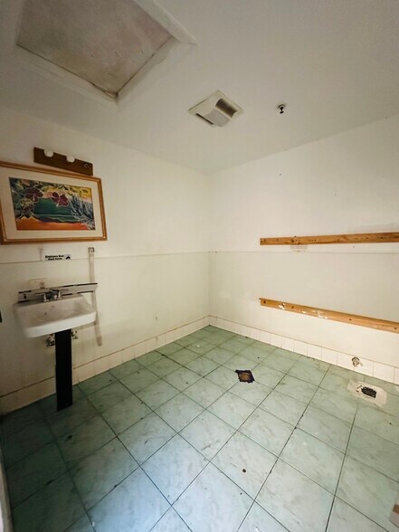More Photos Of 335-337 Jones St, San Francisco Storefront For Lease