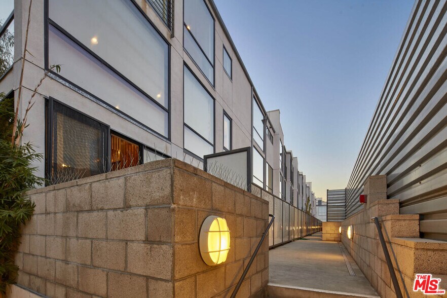 More Photos Of 700 Main St, Venice Office For Sale