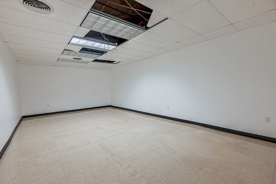 More Photos Of 20 Willow Springs Cir, York Warehouse For Lease