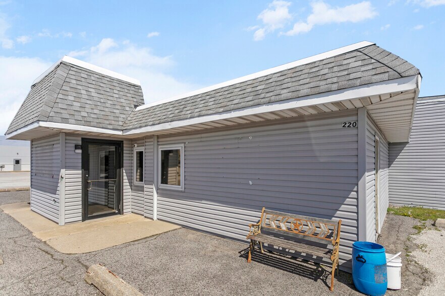 Primary Photo Of 220 N Old Route 66, Litchfield Restaurant For Sale