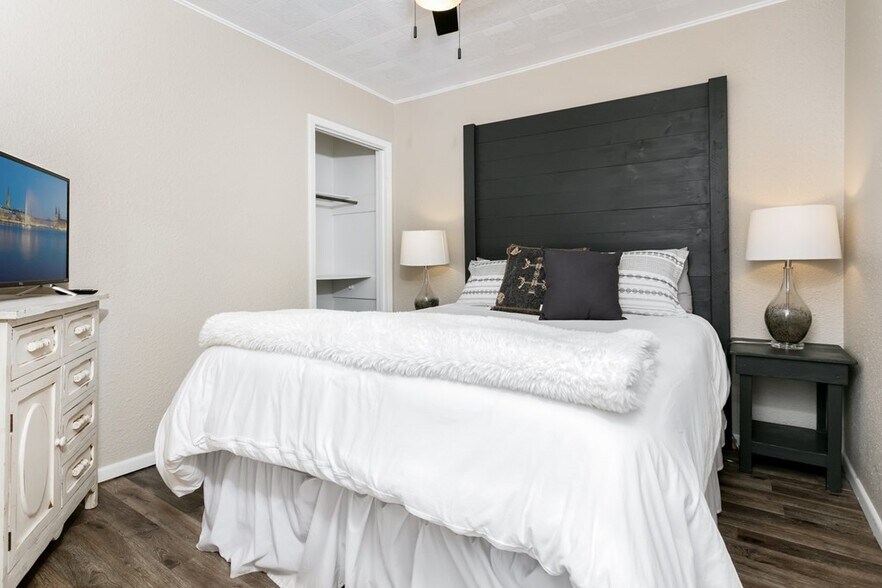 More Photos Of 333 W Burbank St, Fredericksburg Specialty For Sale